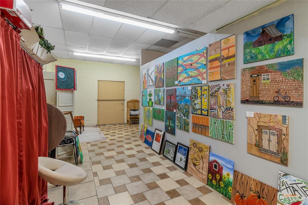 in town, Malakoff - Commercial Sale