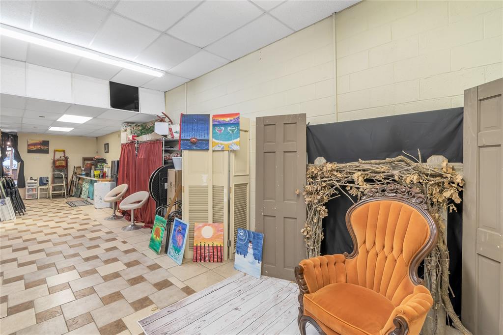 in town, Malakoff - Commercial Sale