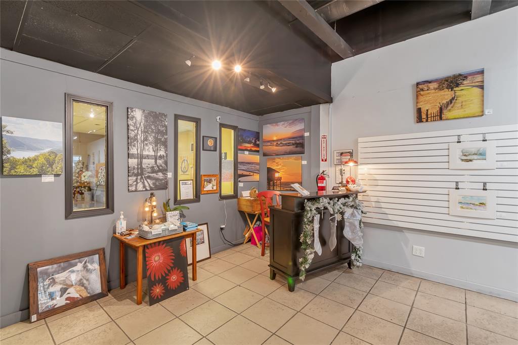 in town, Malakoff - Commercial Sale