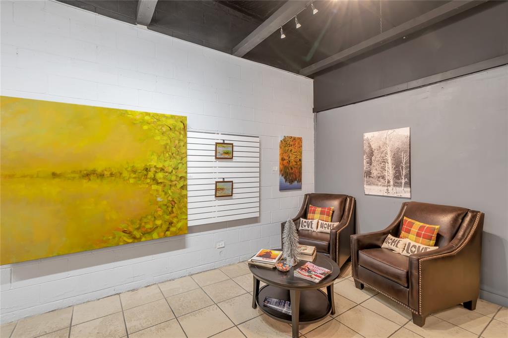 in town, Malakoff - Commercial Sale