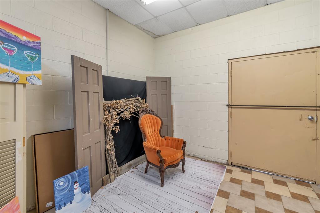 in town, Malakoff - Commercial Sale