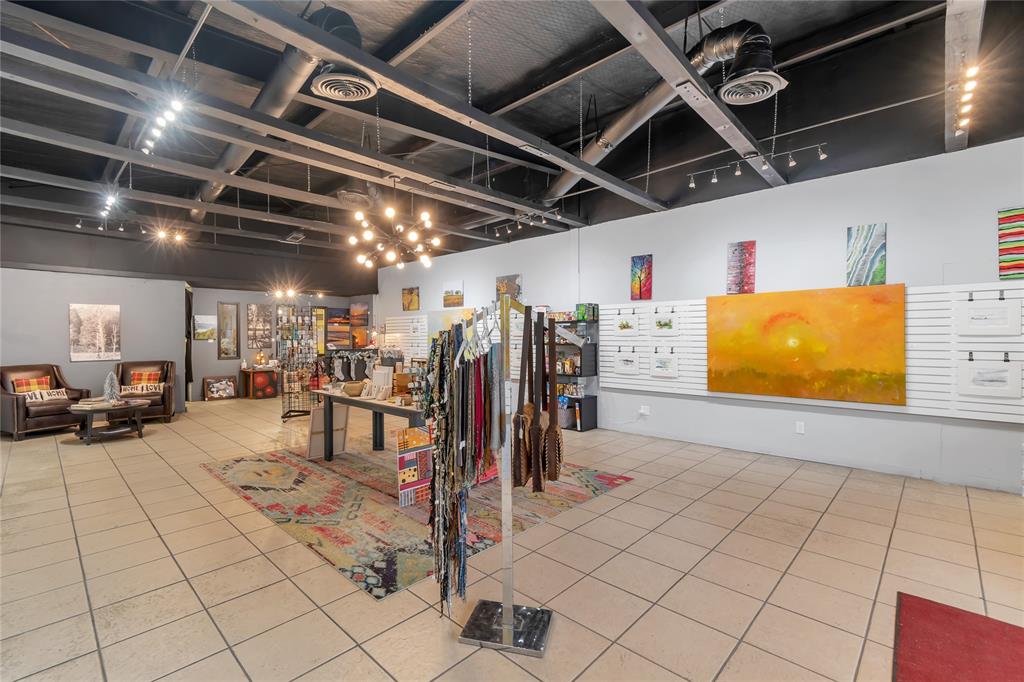 in town, Malakoff - Commercial Sale