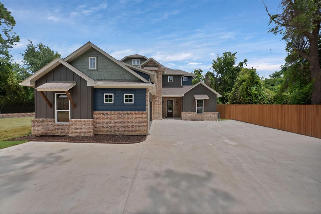 1211 Woodcrest Drive