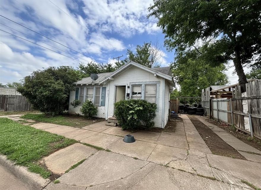 Bring your ideas to this great home — strong bones and great potential await the right investor. This property is being offered as part of a 10-property investment bundle (10 properties), available for purchase as a package or per property.
Package list price: $325,000 
Owner Financing Available — No Bank Needed. Seller offers flexible in-house financing on the full package or on individual units. No origination fees, no lender delays. Credit and background check required. 
Bundle includes MLS #21249030, #21248946, #21248936, #21248927, #21248912, #21248851, #21248837, #21248786, #21248751, and 1 commercial property: 705 N Broadway St that includes a residential property as well. All properties sold as-is. All information provided is deemed reliable but is not guaranteed and should be independently verified.