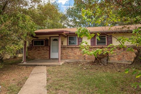 Photo of 1517 Wright Street, Greenville, TX 75401 (MLS # 21242039)