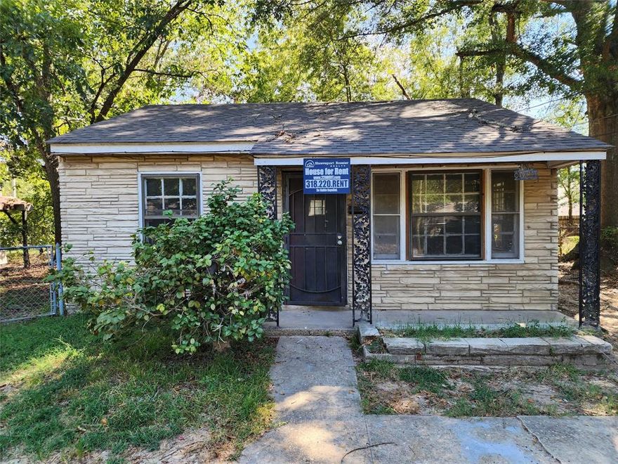 This 2 bedroom, 1 bath home previously rented at $625 per month.  This would make a solid pickup for an investor's portfolio.