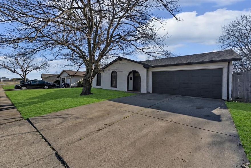 Are you looking for a property with the biggest lot in the neighborhood? This is a beautiful 3 Bedroom 2 Bathroom home with many great features, including, but not limited to, a wonderfully large lot, a covered patio porch, central heating, a 2-car garage, and stunning custom kitchen cabinetry. It comes with a beautifully large family room with wood-like laminated flooring and a remarkable kitchen with custom cabinetry, granite countertops, and stainless steel appliances. Furthermore, the home comes with a delightfully spacious master bedroom, a wonderful tiled shower in the hall bathroom with a garden tub, and a splendid covered backyard with a covered patio perfect for entertainment and tranquility. Along with the qualities mentioned, this home is in walking distance to schools and parks. This is a lovely home in a great location for a wonderful price.