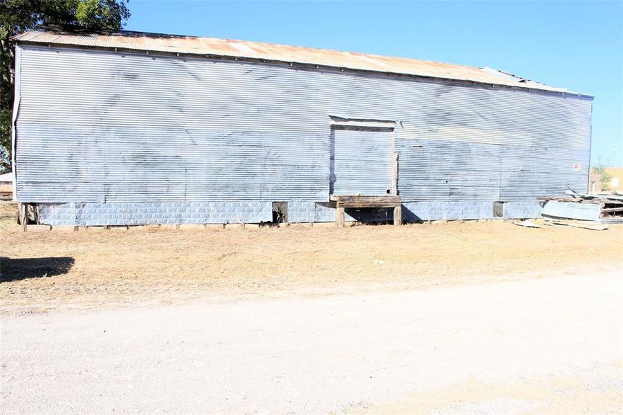Warehouse, 2600 sq. ft. on pier and beam, about 12 ft. high ceilings with some electrical, no plumbing, no insulation.  Some roof repair will be needed.  Just use your imagination, it could be used for many things.  OWNER FINANCING IS AVAILABLE!