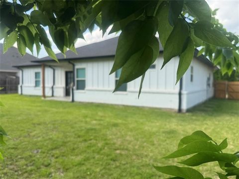 Photo of 317 Lakeview Drive, Alvarado, TX 76009 (MLS # 21233138)