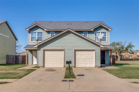 Photo of 4526 Alamosa Street, Fort Worth, TX 76119 (MLS # 21052046)