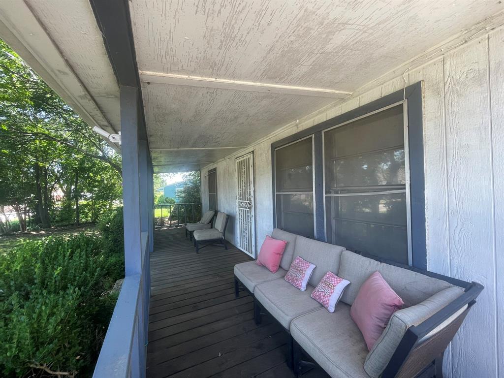611 Crestside Drive