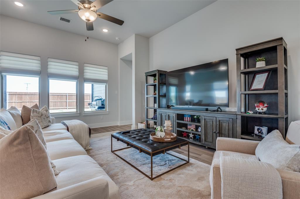 918 Hawthorn Lane