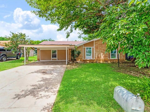 Photo of 4901 Richardson Street, Fort Worth, TX 76119 (MLS # 21372879)