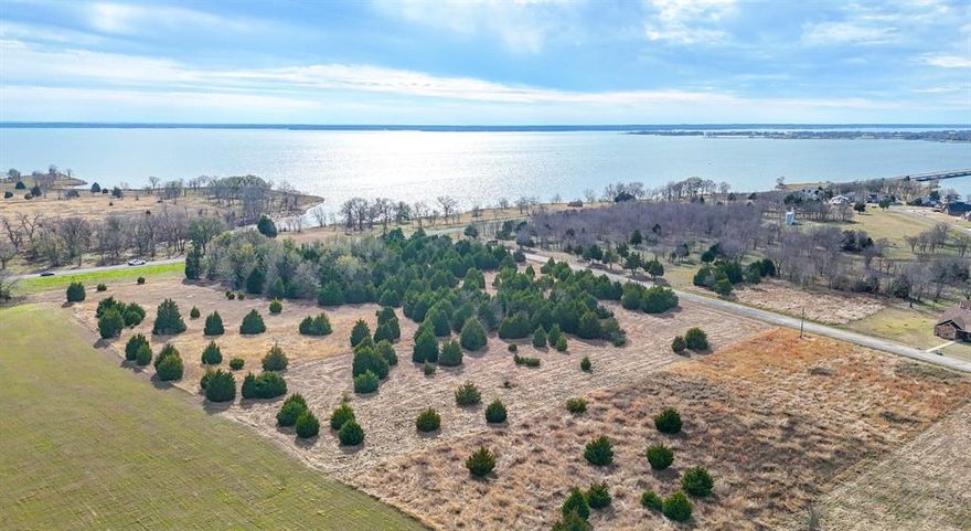 Elegant Lake Living opportunity! This 2.01 acre lot offers an amazing opportunity to build your dream home near the shores of Richland Chambers Reservoir, the third largest lake in Texas ! The property is located inside a gated community with site built homes of 2,000 square feet or more. This lot offers the perfect topography for building along with open spaces with scattered trees for spacious living inside a prestigious community .Owner Financing Available.