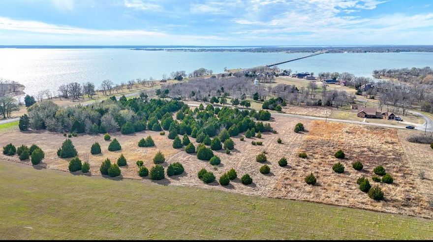 Elegant Lake Living opportunity! This 2.01 acre lot offers an amazing opportunity to build your dream home near the shores of Richland Chambers Reservoir, the third largest lake in Texas ! The property is located inside a gated community with site built homes of 2,000 square feet or more. This lot offers the perfect topography for building along with open spaces with scattered trees for spacious living inside a prestigious community .Owner Financing Available.
