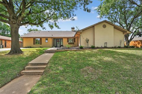 Photo of 2215 Oak Creek Drive, Sherman, TX 75092 (MLS # 21125439)
