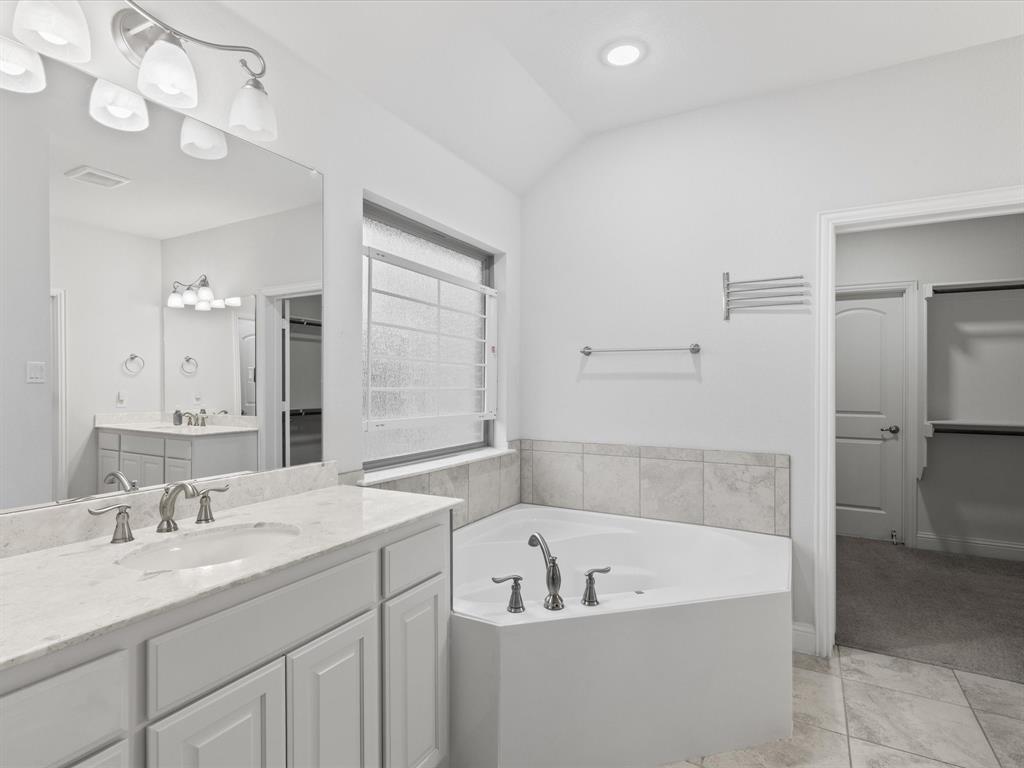 Burleson, Texas 76028, United States, 5 Bedrooms Bedrooms, ,4 BathroomsBathrooms,Residential,Active,139948