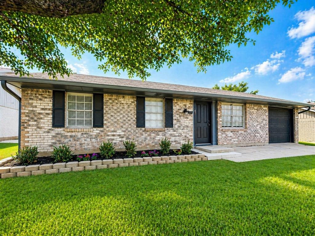 Photo of 409 Starling Drive, Mesquite, TX 75149 (MLS # 21250891)