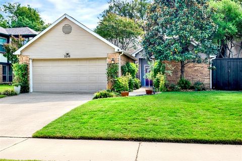 Photo of 2510 Lake Bend Terrace, Carrollton, TX 75006 (MLS # 21066434)