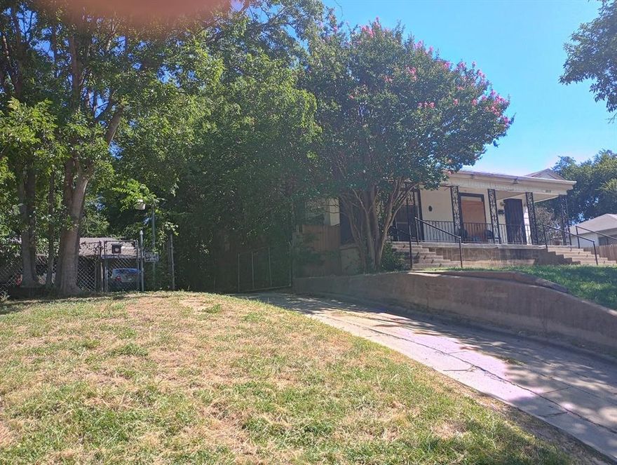 Welcome to: 2517 & 2517B & 2519 Bomar! This listing includes 3 rentable units between the duplex and the rear garage apartment, making it a TRI-PLEX.   TOTAL RENT Per Month is $1,800 between all three- $600 each per month.  Long term tenants, up and coming area. Seller Financing available with at least $50,000.00 Down Payment.  

This area is being revitalized.  This is a great way to get a portfolio of income producing property with a low tax base and easily managed tenants.