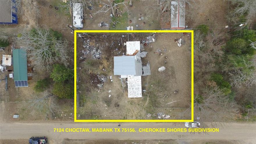 SINGLEWIDE MOBILE IN CHEROKEE SHORES ON THREE LOTS. ACROSS THE STREET FROM SWIMMING POOL, PARK, CLUBHOUSE, TENNIS COURTS, AND BASKETBALL COURTS. MOBILE COULD BE FIXED UP BY THE RIGHT PERSON, OR REPLACED WITH A NEW HOME. POA IS A WATERFONT SUBDIVISION WITH BOAT RAMP. CLOSE TO SHOPPING, DINING, AND CEDAR CREEK LAKE.