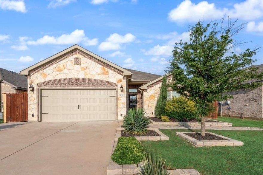 Beautiful Impression Former Model Home! Stunning curb appeal with stone elevation, nice landscaping,
and stylish glass front door. Wood look floors adorn the entry, halls, kitchen, dining, & family room. Open
floor plan. Gourmet kitchen with granite counters, tile backsplash, stainless appliances, refrigerator stays,
and large pantry. Primary Bedroom is perfect for king size furniture and boast an accent wall. Primary bath
with dual sinks, separate shower, & garden soaking tub. Backyard with covered patio is perfect for outdoor
living & entertaining. This home is a MUST SEE!