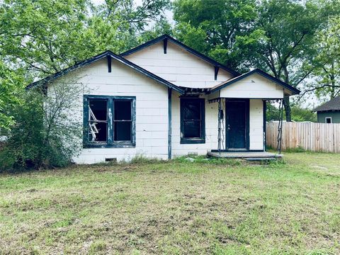 Photo of 117 Foscue Street, Sulphur Springs, TX 75482 (MLS # 21286323)