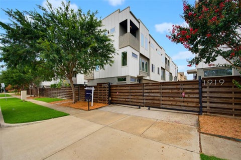 Photo of 1915 Summit Avenue #1, Dallas, TX 75206 (MLS # 21290310)