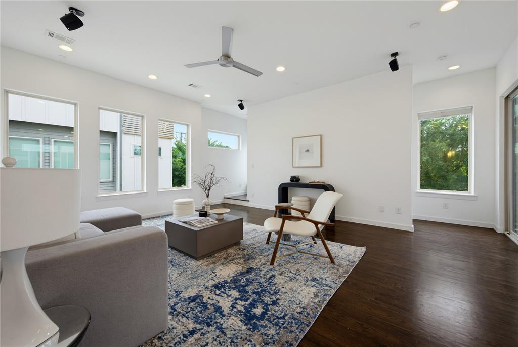 1915 Summit Avenue 1
