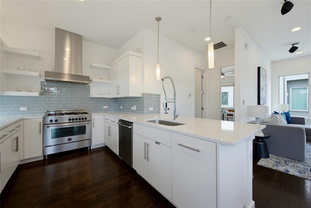 1915 Summit Avenue 1