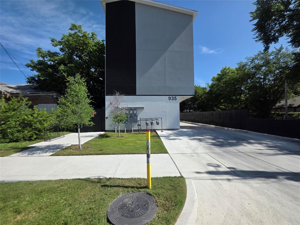 937 W 12th Street