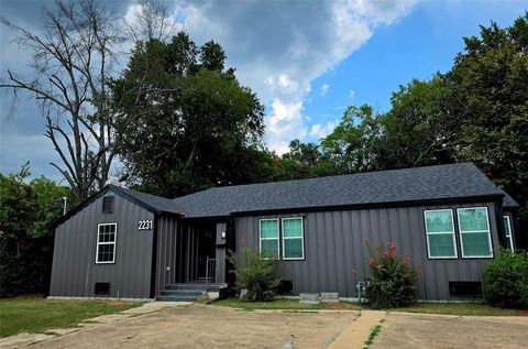 2231 CLARKSVILLE Street Paris TX 75460