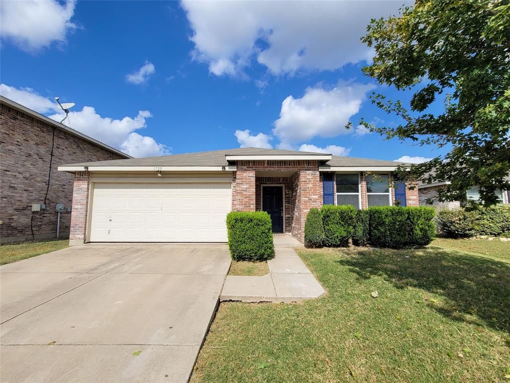 Photo of 1725 Carolina Ridge Way, Fort Worth, TX 76247 (MLS # 21268781)