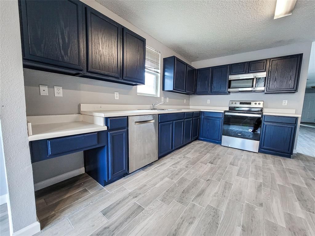 Photo of 1725 Carolina Ridge Way, Fort Worth, TX 76247 (MLS # 21268781)