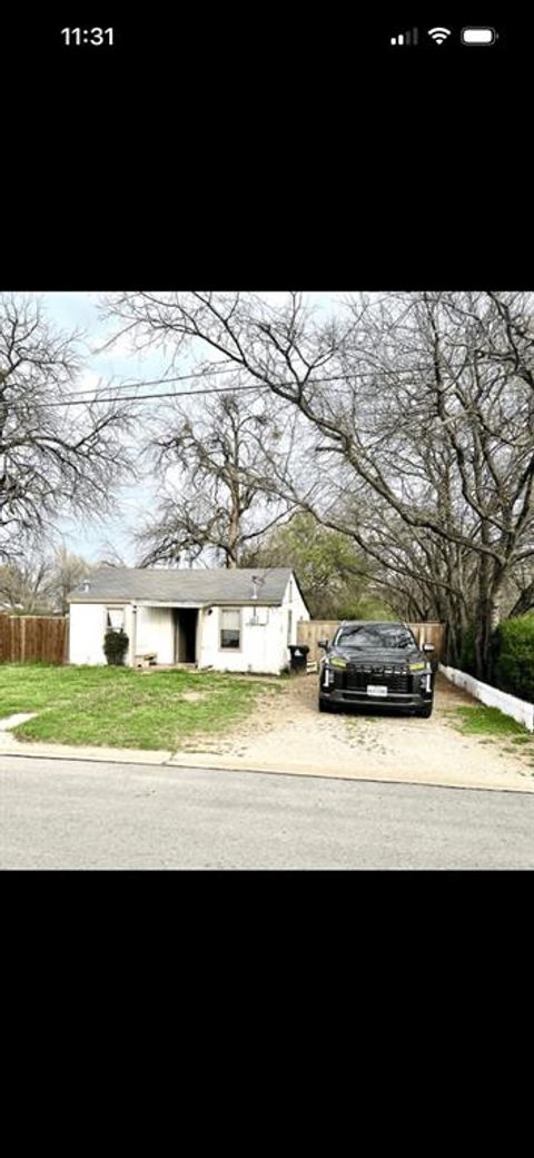 Photo of 605 S Bradshaw Street, Denton, TX 76205 (MLS # 21257875)
