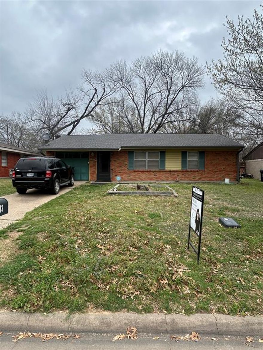 Perfect fixer-upper or starter home located in a quiet neighborhood! This 2 bedroom, 1 bathroom home offers great potential for investors or first-time buyers ready to add their personal touch.