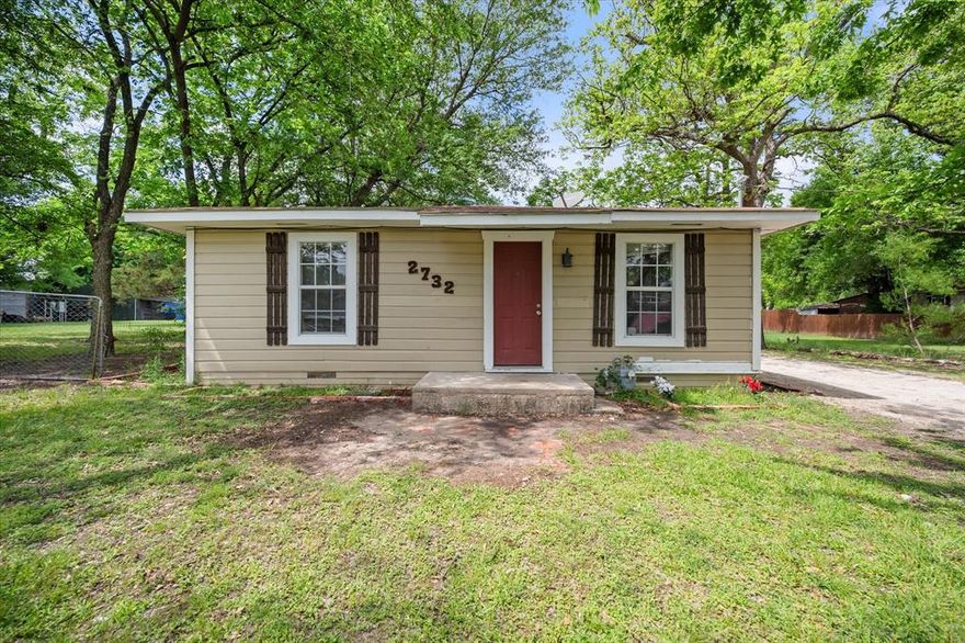 Charming 2-bedroom, 1-bath home offering a great opportunity for first-time homebuyers or investors alike. This property features a functional layout with comfortable living spaces, providing a solid foundation to make it your own. The home offers a cozy living area, well-sized bedrooms, and a layout designed for everyday convenience.
Whether you’re looking to step into homeownership or searching for your next investment property, this home is full of potential. With a little vision and personal touch, it can easily be transformed into a warm and inviting space or a great income-producing property.
Conveniently located with easy access to local amenities, shopping, and major roads, this home combines practicality with opportunity. Don’t miss your chance to own a property with so much potential and value.