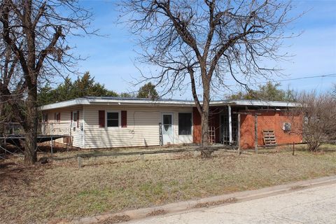 Photo of 141 N 7th Avenue, Munday, TX 76371 (MLS # 21205475)