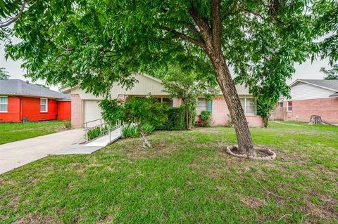 Single Family Residence in Carrollton TX 1815 Baxley Drive.jpg
