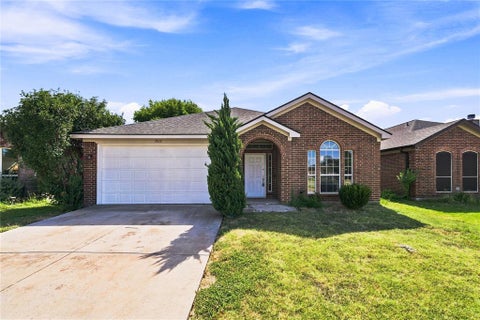 Photo of 2833 Wakecrest Drive, Fort Worth, TX 76108 (MLS # 21383152)