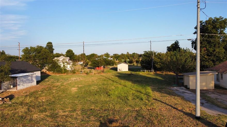 Escape the hustle and bustle of the big city. This .24 acre lot is waiting for you to show up with your own builder and
house plans or install a new manufacture home on lot. No HOA here, just kick back and relax in the peaceful
surroundings of Bowie, Tx.