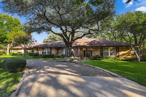 Photo of 120 Friar Tuck Circle, Denton, TX 76209 (MLS # 21418236)