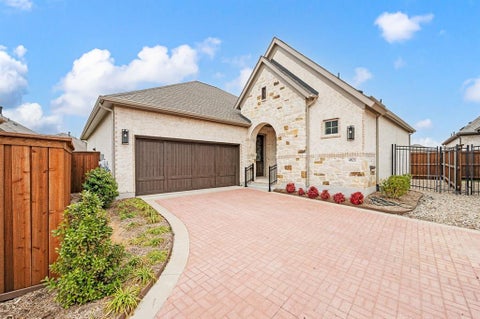 Photo of 4821 Forest Crest Parkway, Arlington, TX 76005 (MLS # 21404757)