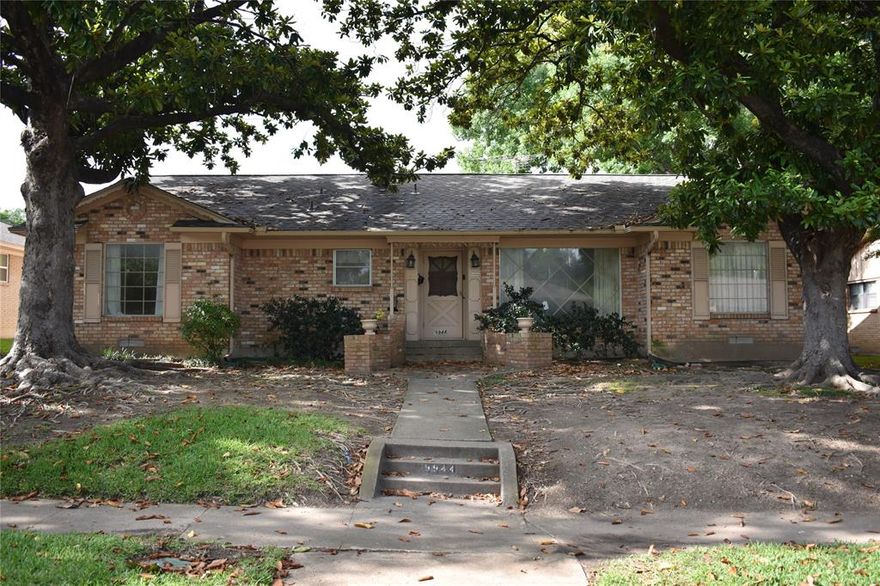 Single story 3 bedrooms 2 living areas 2002 sq ft. Needs your updating ideas.