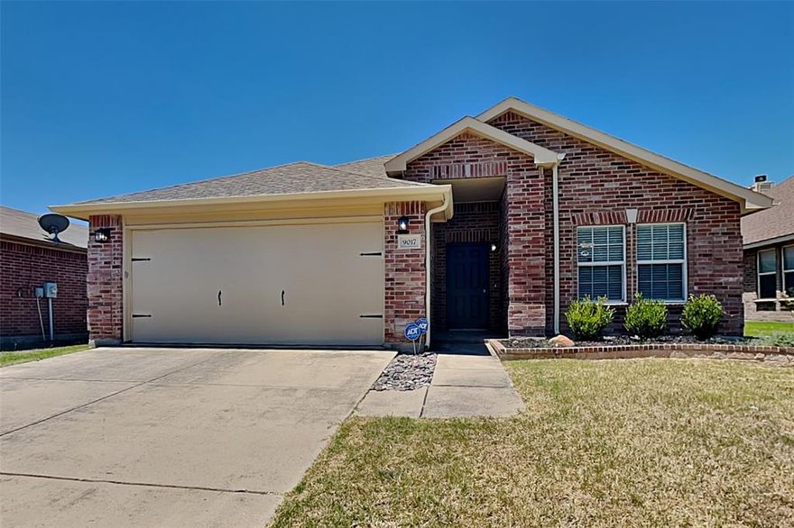 $1000 off the First Full Month of Rent! Charming 3 bed, 2 bath, 1,671 sq ft home in Fort Worth! Open kitchen concept with updated counters. Primary suite with attached bathroom. Spacious backyard, great for gatherings! Pets accepted on a case by case basis. Additional admin fees apply. The Fireplace is decorative. Schedule your showing today! This home is as-is.  

This home may be located within a Homeowners Association (HOA) community. If so, residents will be responsible for adhering to all HOA rules and regulations. Please contact your agent or landlord's agent for more information.