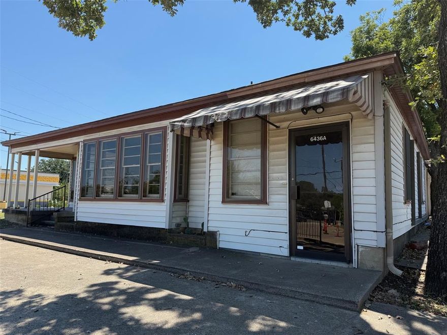 Prime commercial space for lease! This front-facing unit offers approx. 388 sq. ft. of rentable area with bathroom. Located just 0.3 miles from the highway and adjacent to a former barbershop, the property benefits from high traffic exposure, excellent visibility, and easy accessibility for both walk-ins and regular clientele. The stylish, welcoming layout makes it a versatile option for retail, office, or professional services. If you’ve been searching for a small, move-in-ready space to grow your business, this is the one. Schedule a showing today!