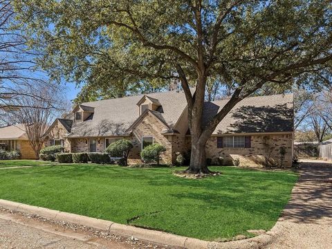Photo of 1704 Venetian Circle, Arlington, TX 76013 (MLS # 21245454)