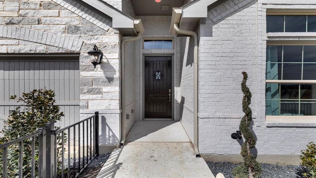 1052 KENSINGTON Court