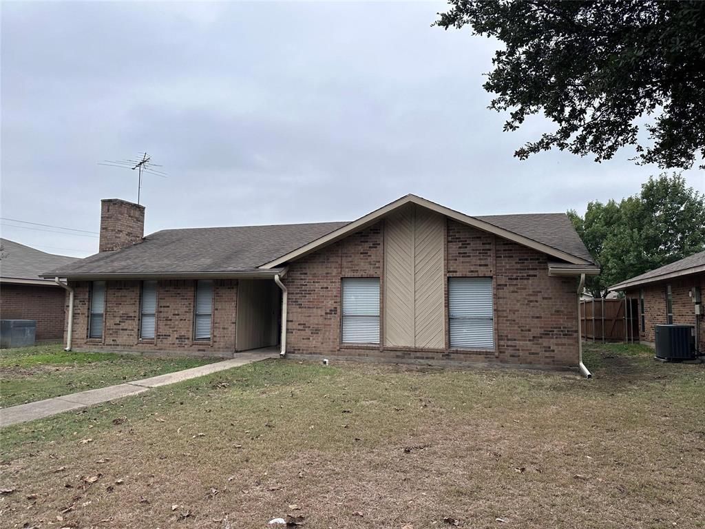 Photo of 2005 Glencrest Lane, Garland, TX 75040 (MLS # 21251847)