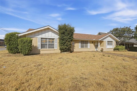 Photo of 5682 Worrell Drive, Fort Worth, TX 76133 (MLS # 21389485)